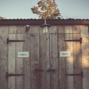 汲み取り式トイレの気になる臭いを激減してくれる簡易水洗トイレの構造やおすすめ商品を紹介！
